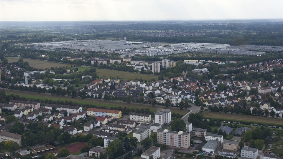 Jedna z fabryk koncernu motoryzacyjnego Daimler AG. Fot. www.wikipedia.org / Martin Dürrschnabel