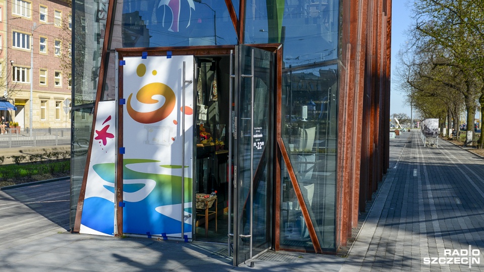 Zniszczone szyby przykryto planszami reklamowymi. Fot. Jarosław Gaszyński [Radio Szczecin]
