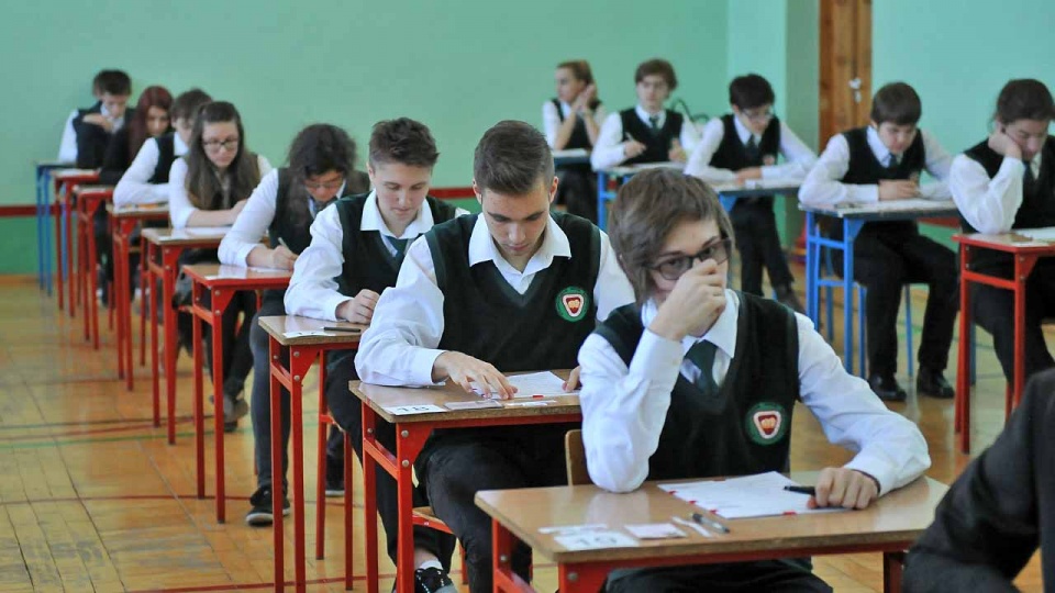Ponad 15 tysięcy uczniów w województwie, w tym nieco ponad trzy tysiące z samego Szczecina, napisze w środę egzamin gimnazjalny z części matematyczno-przyrodniczej. Fot. Łukasz Szełemej [Radio Szczecin]