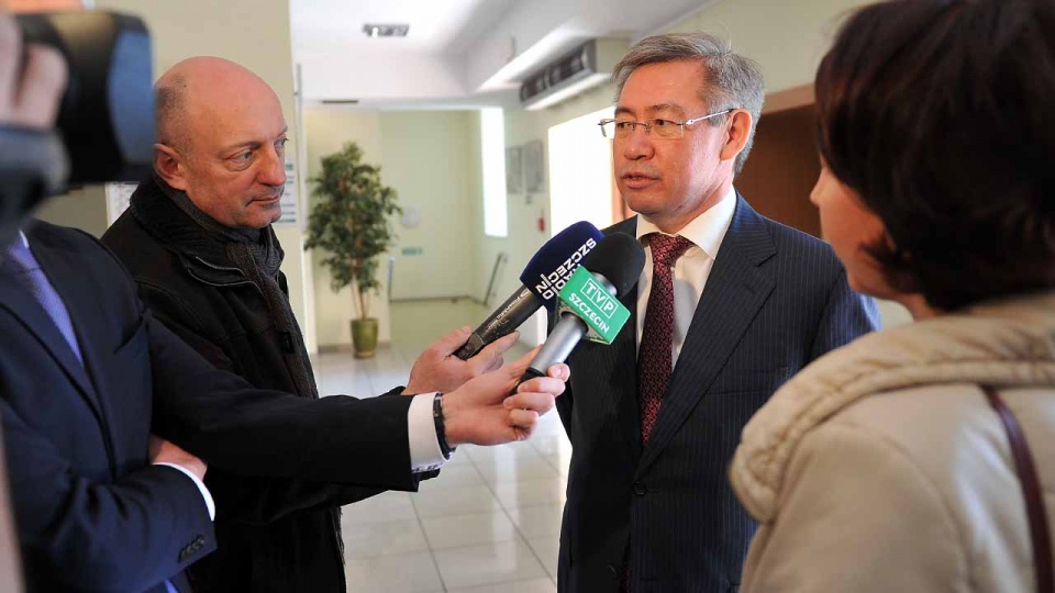 Ambasador Kazachstanu Yerik Utembayev namawiał przedsiębiorców, aby tworzyli grupy inwestorów. Fot. Łukasz Szełemej [Radio Szczecin]