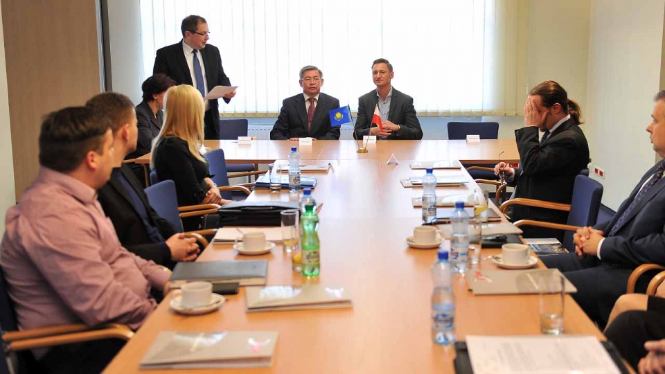 Ambasador Kazachstanu Yerik Utembayev namawiał przedsiębiorców, aby tworzyli grupy inwestorów. Fot. Łukasz Szełemej [Radio Szczecin]