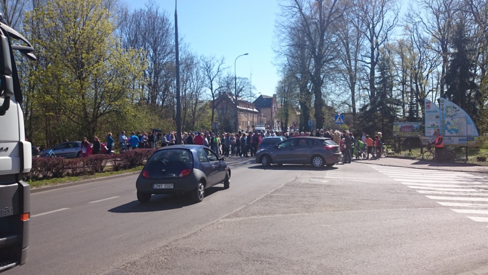 Mieszkańcy Myśliborza blokują drogę krajową nr 26. Fot. Kamil Nieradka [Radio Szczecin]