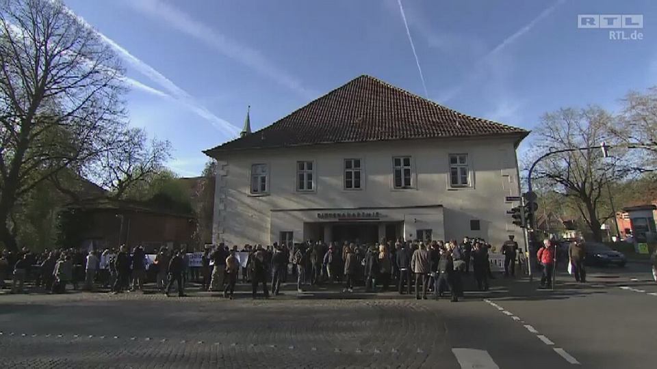 Przed sądem w Lüneburgu w Niemczech rozpoczął się proces 93-letniego Oskara Groeninga - byłego strażnika z obozu koncentracyjnego Auschwitz-Birkenau. Fot. DE RTL TV/x-news