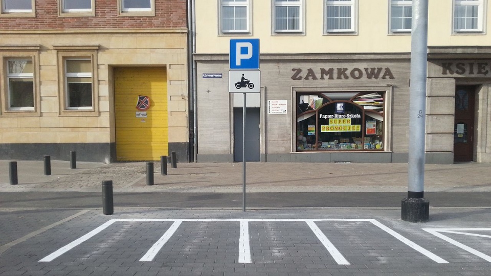 Dodatkowo również w związku z poprawą bezpieczeństwa będą wyznaczane specjalne parkingi dla motocyklistów. Pierwsze są już np. na Placu Żołnierza. Fot. Marek Borowiec [Radio Szczecin]