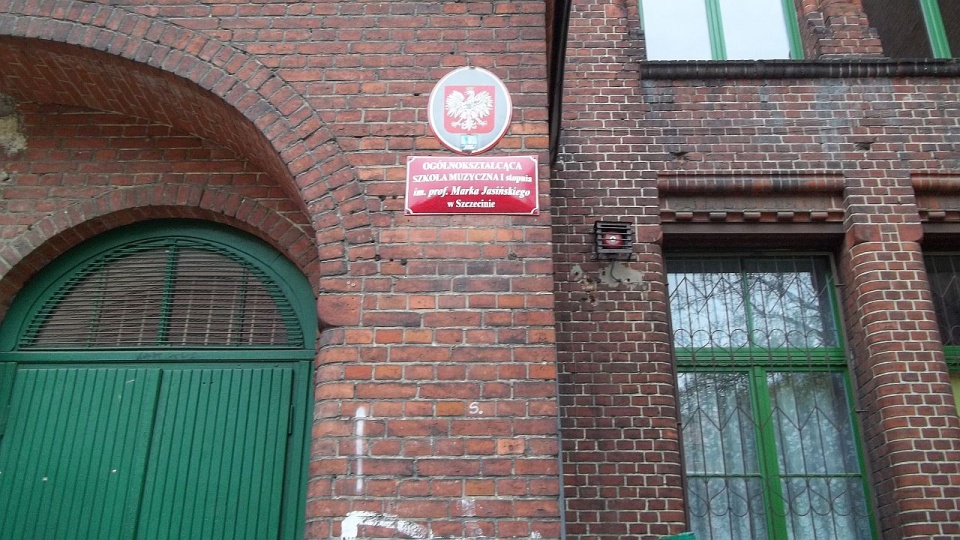 Do kubłów na śmieci trafiło już około czterech tysięcy książek. Fot. Archiwum prywatne