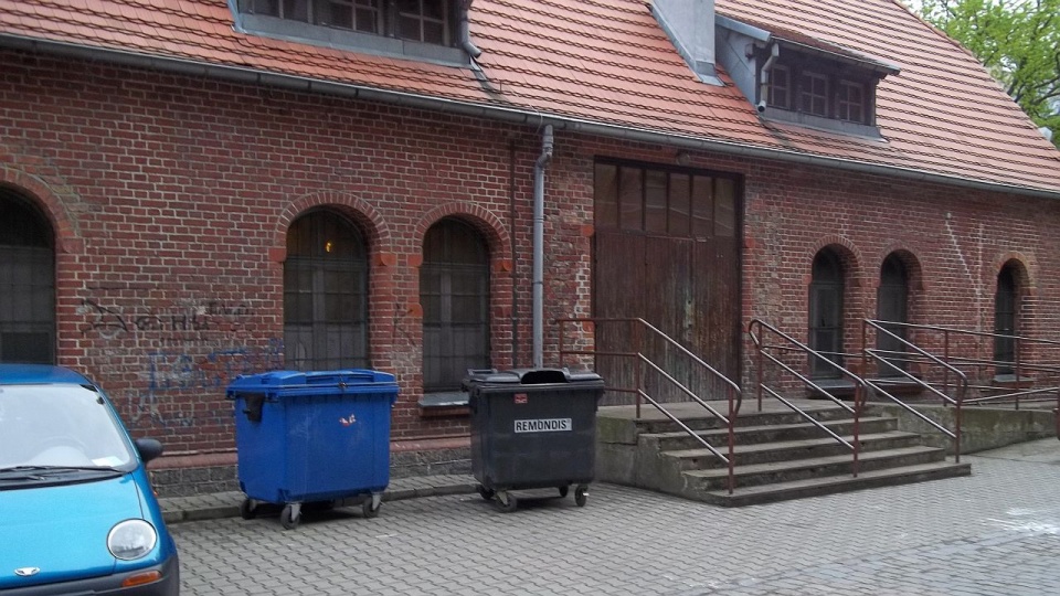 Do kubłów na śmieci trafiło już około czterech tysięcy książek. Fot. Archiwum prywatne