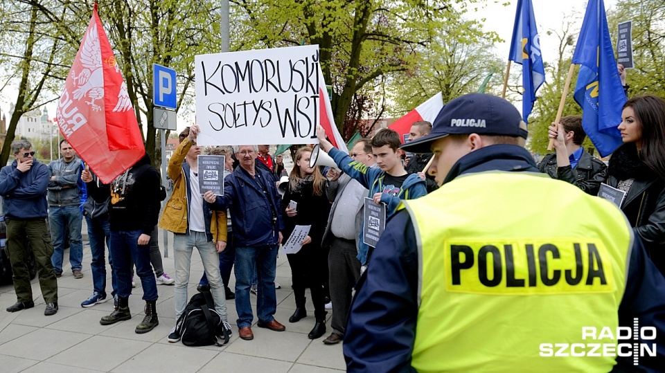 Przeciwko prezydentowi przed budynkiem protestowali członkowie partii KORWiN i członkowie Ruchu Narodowego. Fot. Jarosław Gaszyński [Radio Szczecin]