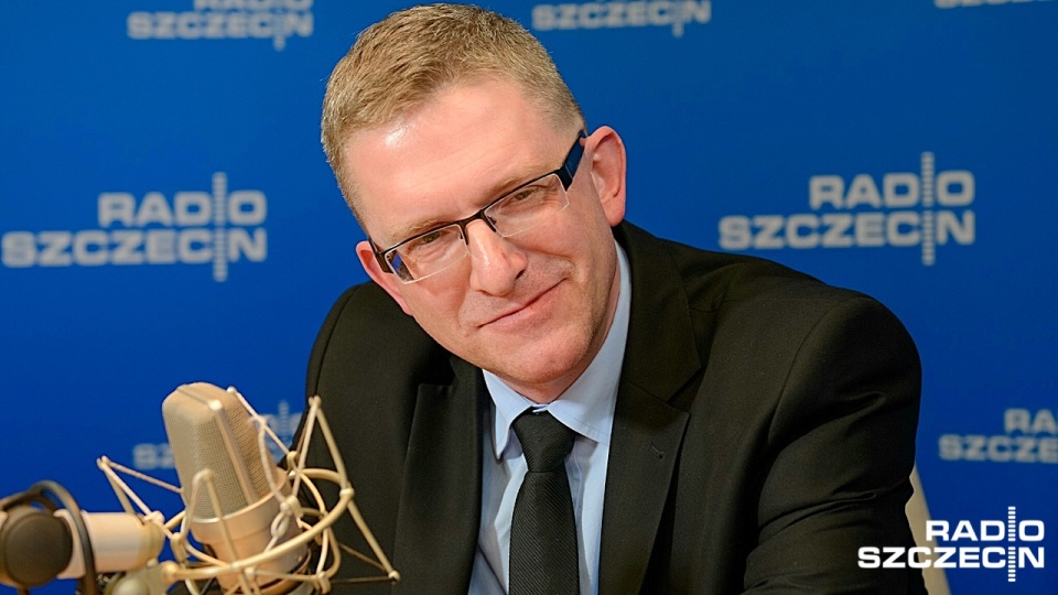 Kandydat na prezydenta RP w "Rozmowach pod krawatem" mówił, że Polska jest ofiarą międzynarodowych rozgrywek. Fot. Jarosław Gaszyński [Radio Szczecin]