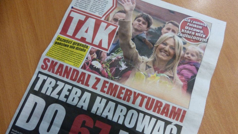 Działacze SLD wyborców próbowali przekonać gazetą o tytule "Tak". Fot. Michał Król [Radio Szczecin]