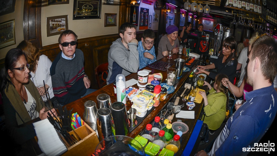 Ponad 20 niewidomych i słabowidzących uczyło się robić drinki za barem szczecińskiego Boston Pubu. Fot. Jarosław Gaszyński [Radio Szczecin]