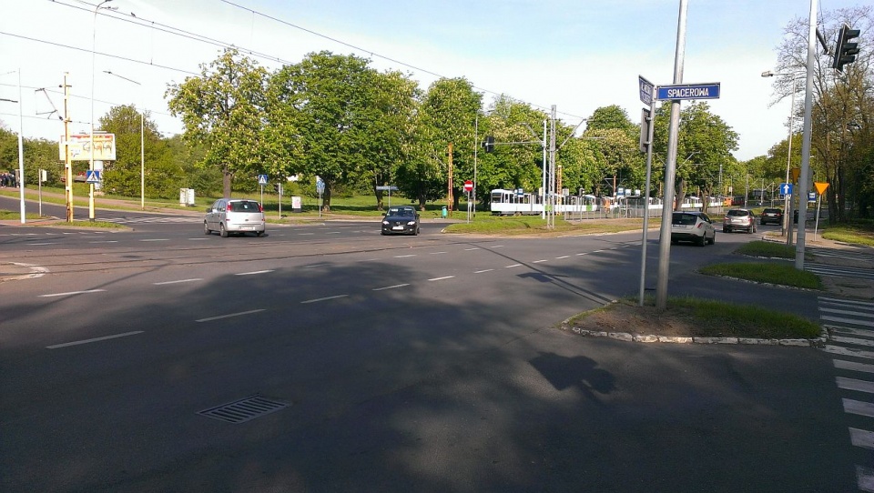 Na skrzyżowaniu z Wojska Polskiego ma powstać nowe rondo - również z torowiskiem, które połączy ulicę Arkońską z Wojska Polskiego i pozwoli tramwajom na jazdę we wszystkich kierunkach. Fot. Marek Borowiec [Radio Szczecin]