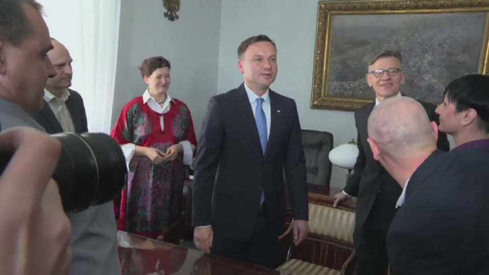 Andrzej Duda spotkał się w Senacie z przedstawicielami osób, które czują się poszkodowane przez banki. Fot. TVN24/x-news