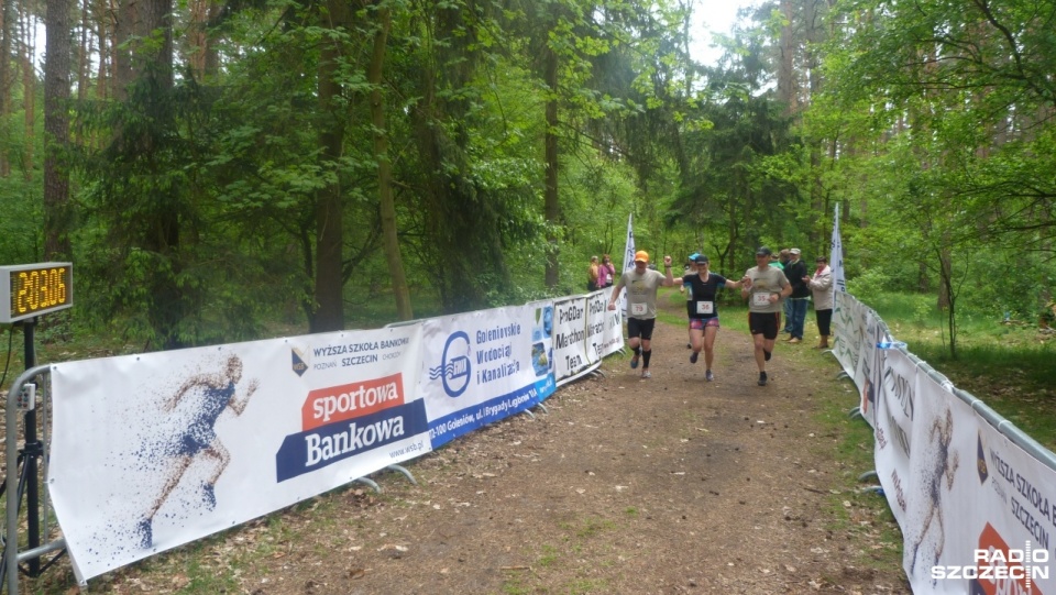 Ponad stu zawodników wystartowało w sobotę w 100. maratonie Darka Gapińskiego - długodystansowca z Klinisk. Fot. Kamil Nieradka [Radio Szczecin]
