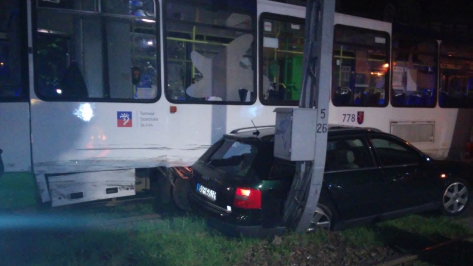 Nocna kolizja na Placu Odrodzenia w Szczecinie. Fot. Słuchacz Jacek Mrówczyński