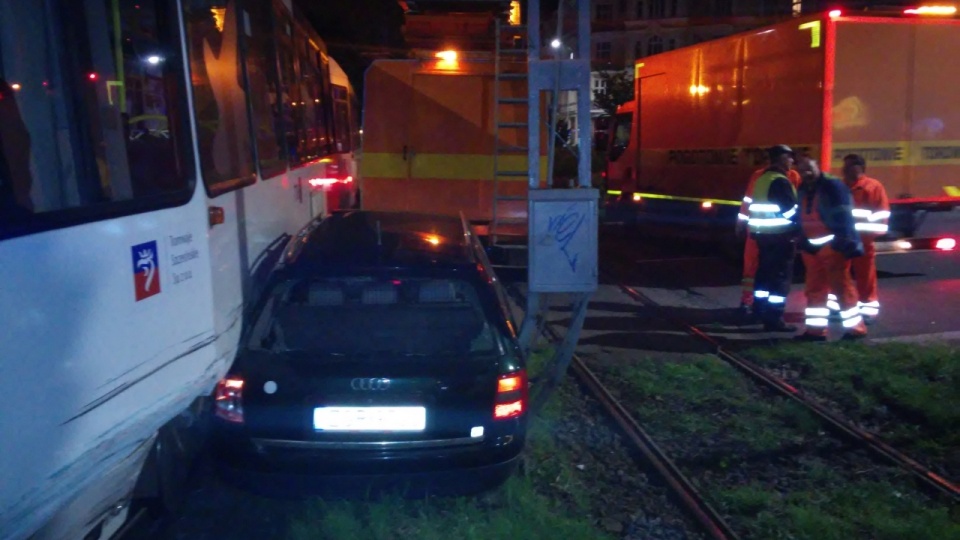 Nocna kolizja na Placu Odrodzenia w Szczecinie. Fot. Słuchacz Jacek Mrówczyński