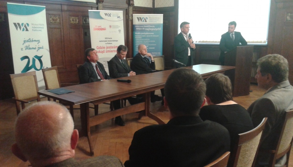 Podczas konferencji poświęconej 25-leciu samorządu terytorialnego w Polsce prawnicy, ekonomiści i przedstawiciele władz lokalnych dyskutowali o przyszłości samorządu w Polsce. Fot. Paulina Sawicka [Radio Szczecin]