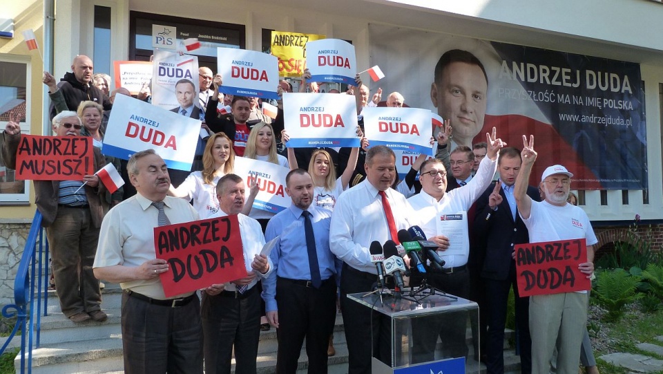 Na ostatniej prostej kampanii wyborczej kandydat Prawa i Sprawiedliwości na prezydenta wysyła list otwarty do mieszkańców wsi z prośbą o poparcie. Wspierają go przedstawiciele zachodniopomorskich struktur PiS. Fot. Piotr Kołodziejski [Radio Szczecin]