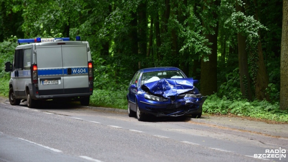 Kolizja dwóch samochodów między Policami a Przęsocinem. Fot. Konrad Nowak [Radio Szczecin]