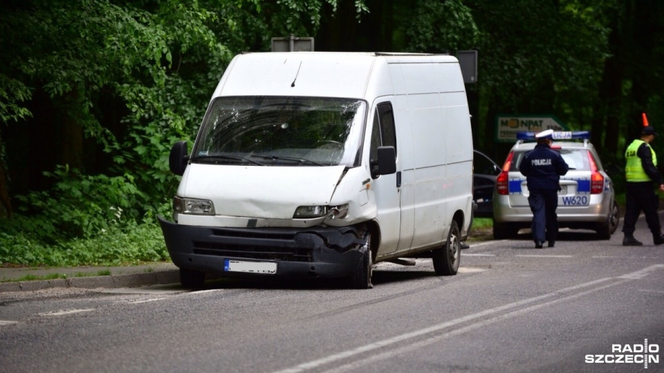 Kolizja dwóch samochodów między Policami a Przęsocinem. Fot. Konrad Nowak [Radio Szczecin]