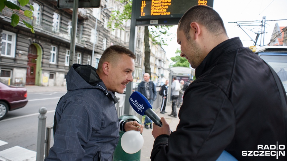 Mieszkańcom Szczecina daliśmy balony z helem, żeby znów poczuli się jak dzieci i mogli sobie złożyć życzenia. Fot. Konrad Nowak [Radio Szczecin]