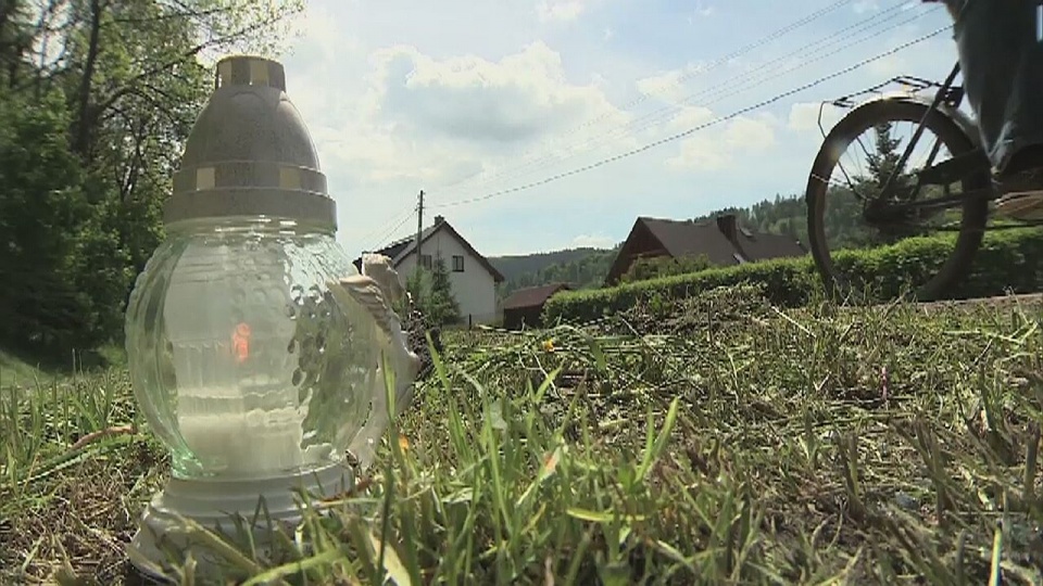 Do wypadku doszło w sobotę wieczorem. Zginęły 42-letnia kobieta i jej 7-letnia córka. 14-letnia dziewczynka została ciężko ranna i trafiła do szpitala. Fot. TVN24/x-news