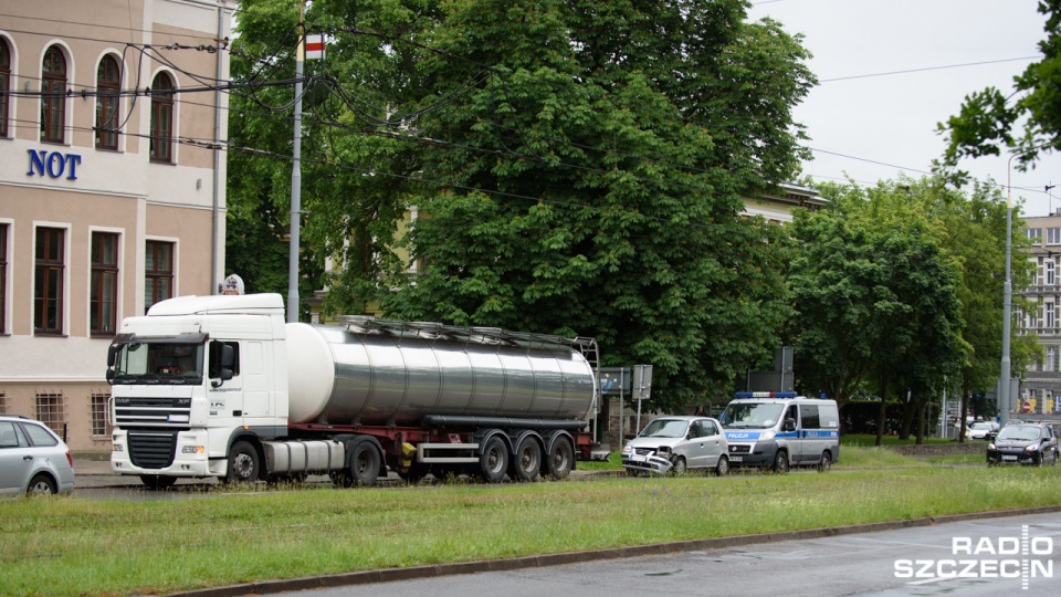 Ciężarówka i samochód osobowy zderzyły się w centrum Szczecina. Fot. Konrad Nowak [Radio Szczecin]