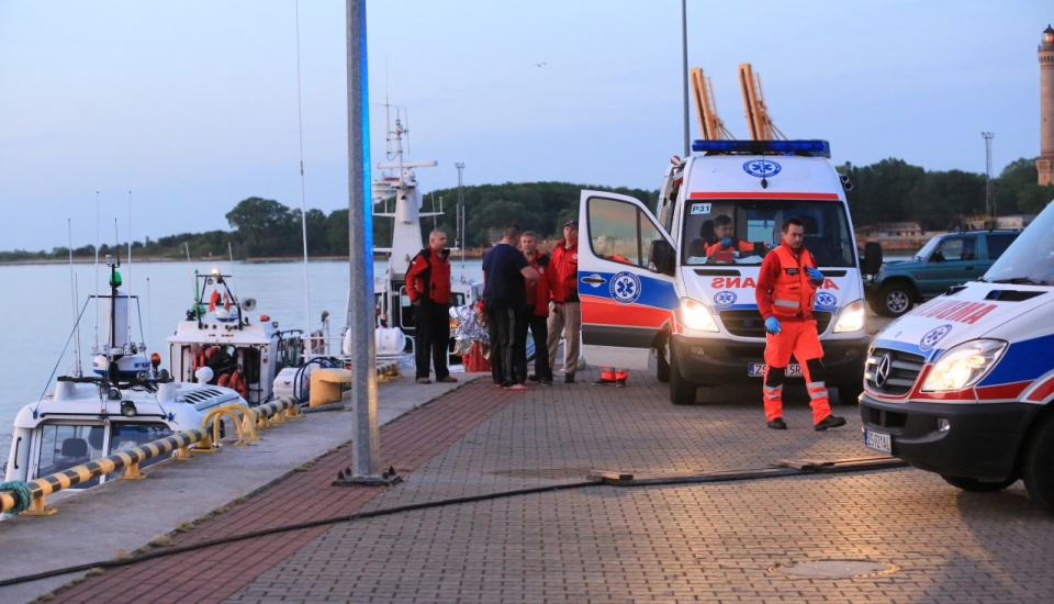 Kuter wywrócił się w poniedziałek ok. godz. 21 niedaleko świnoujskiego portu i poszedł na dno. Fot. Sławomir Ryfczyński, iswinoujscie.pl