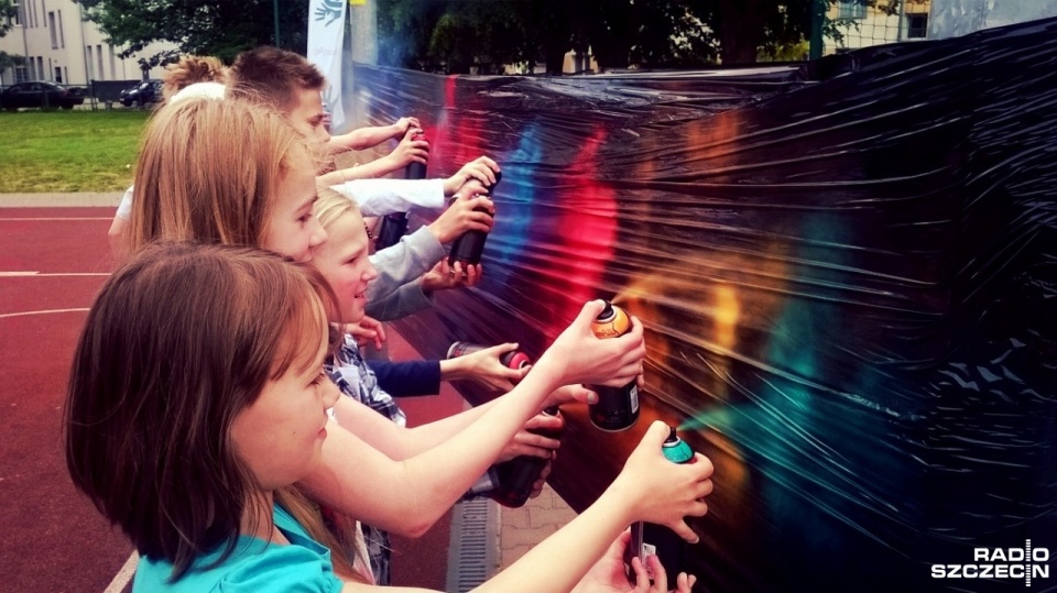 Warsztaty graffiti dla najmłodszych, nauka jazdy na skimboardzie, a także spotkania ze sportowcami - między innymi takie atrakcje czekają na dzieci w Centrum Kształcenia Sportowego przy ulicy Mazurskiej w Szczecinie. Fot. Monika Bielik [Radio Szczecin]