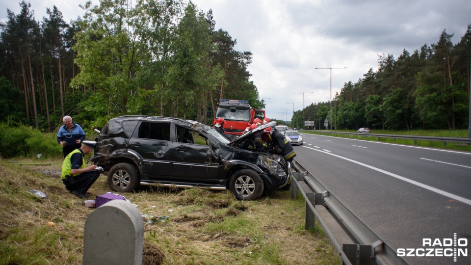 Kierowca SUV-a dachował przy zjeździe na Gdańsk i Świnoujście. Fot. Konrad Nowak [Radio Szczecin]