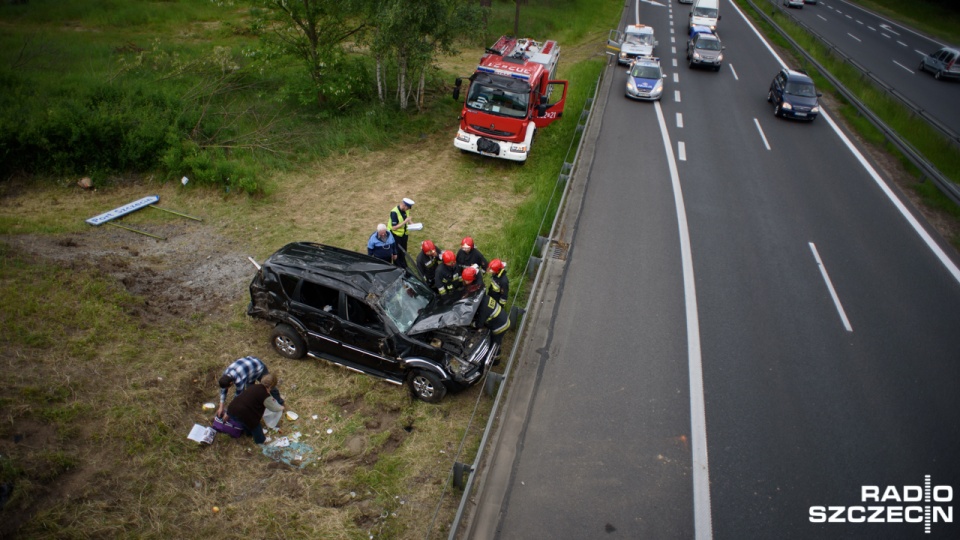 Kierowca SUV-a dachował przy zjeździe na Gdańsk i Świnoujście. Fot. Konrad Nowak [Radio Szczecin]
