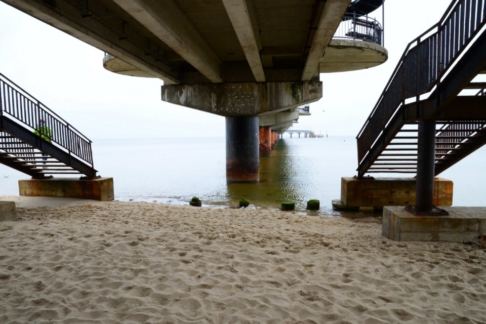 Plaża w Międzyzdrojach w okolicach molo jest coraz mniejsza. Z molo schodzi się prosto do morza - alarmuje słuchacz Radia Szczecin. Fot. Sławomir Orlik [Radio Szczecin]
