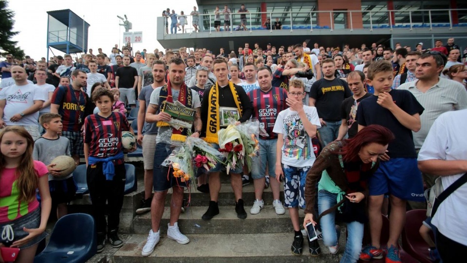 Fani pożegnali w sobotę na stadionie przy Twardowskiego Radosława Janukiewicza i Maksymiliana Rogalskiego z Pogoni Szczecin, których zarząd klubu po sześciu latach gry w szczecińskim zespole wystawił na listę transferową. Fot. Andrzej Szkocki