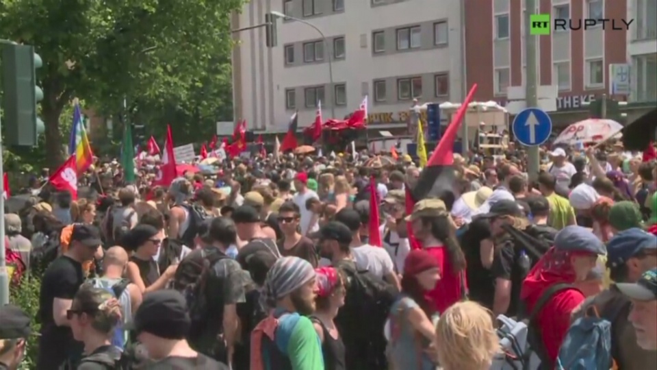 Przez Elmau przetoczyły się już pierwsze protesty przeciwników szczytu, którzy uważają, że G7 nie ma żadnego wpływu na rozwiązywanie światowych problemów. Fot. RUPTLY/x-news