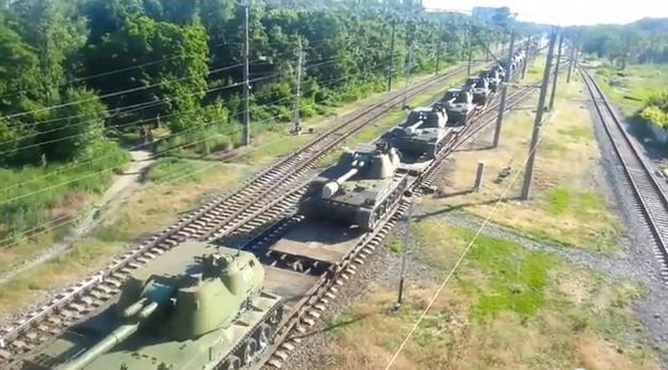 Według informacji samych mieszkańców Iłowajska, pociąg z wojskowym sprzętem wjechał z terytorium Rosji. Fot. www.youtube.com