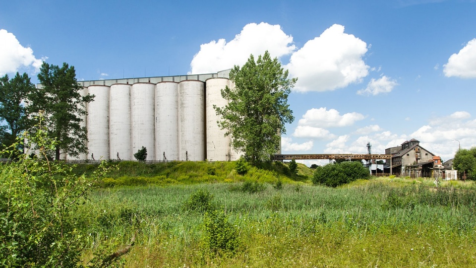 Magazyny zbożowe Elewarr w Pieniężnie. Fot. www.wikipedia.org / Adam Kliczek, http://zatrzymujeczas.pl (CC-BY-SA-3.0)