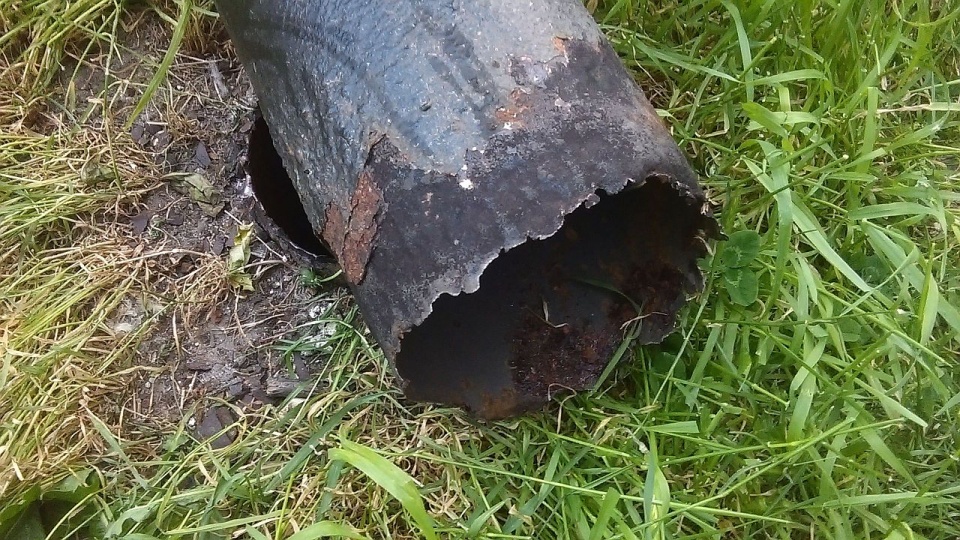 W niedzielę po południu kilkudziesięciokilogramowa lampa przewróciła się tuż obok piaskownicy, w której bawiły się dzieci. Fot. Słuchacz