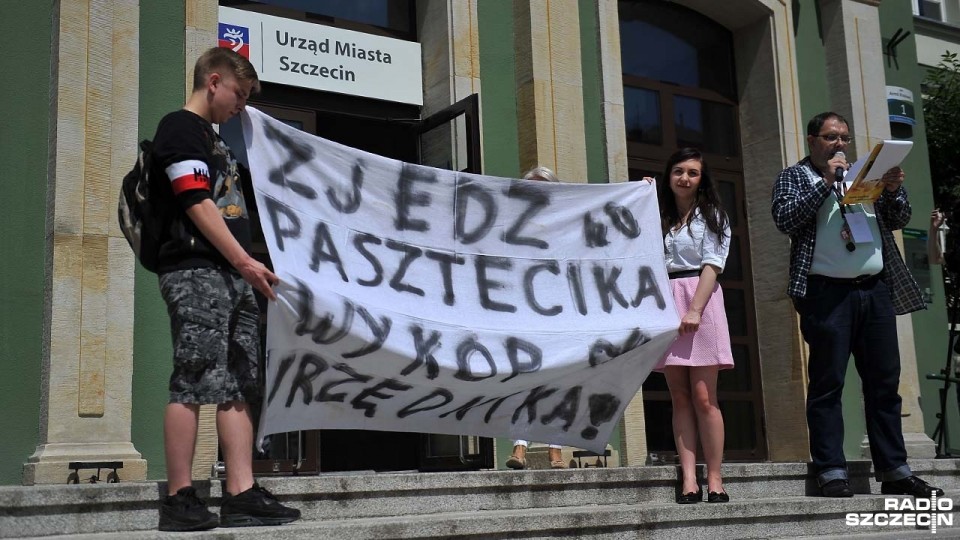 Ponad 30 osób przyszło zaprotestować pod Urzędem Miasta w sprawie szyldu baru "Pasztecik". Fot. Łukasz Szełemej [Radio Szczecin]