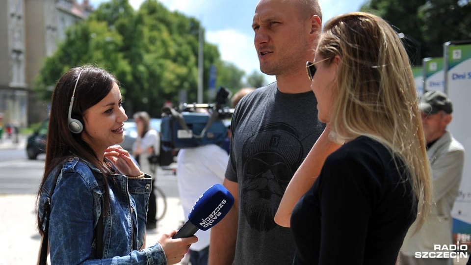 Ponad 30 osób przyszło zaprotestować pod Urzędem Miasta w sprawie szyldu baru "Pasztecik". Fot. Łukasz Szełemej [Radio Szczecin]