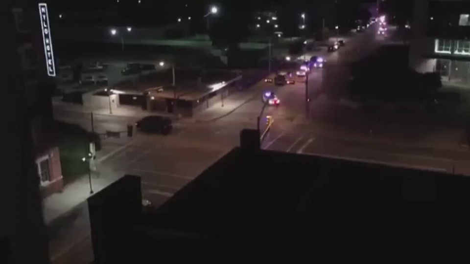 Strzelanina w USA. W sobotę nad ranem w Dallas nieznani sprawcy ostrzelali miejscowy posterunek policji. Fot. CNN Newsource/x-news