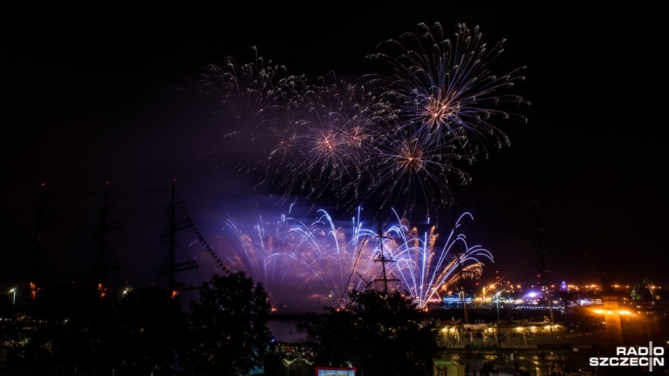 Pokaz fajerwerków zakończył drugi dzień finału Baltic Tall Ships Regatta w Szczecinie. Fot. Konrad Nowak [Radio Szczecin]