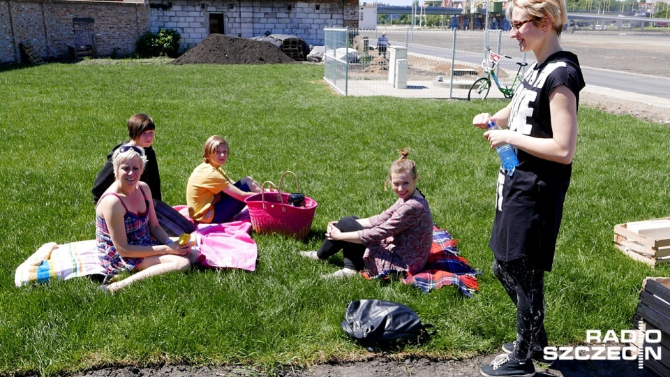 Kilkadziesiąt rodzajów kwiatów, warzyw i sadzonek drzew - jest już zasadzonych w pierwszym w Szczecinie "Ogrodzie Społecznym" na Łasztowni. Fot. Jarosław Gaszyński [Radio Szczecin/Archiwum]