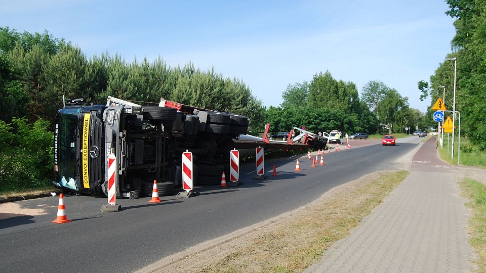 Przewoził śmigło na naczepie i wpadł do rowu. Fot. Paweł Palica [Radio Szczecin]