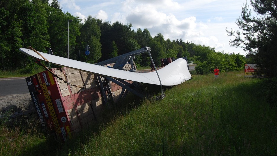 Przewoził śmigło na naczepie i wpadł do rowu. Fot. Paweł Palica [Radio Szczecin]
