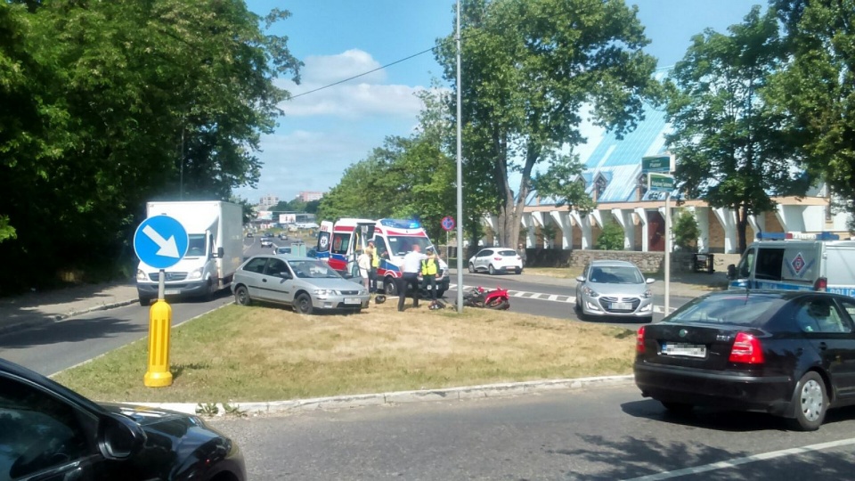 Wypadek motocyklisty na krzyżówce ulic Emilii Plater i Księżnej Salomei w Szczecinie. Fot. Piotr Rakowski [Radio Szczecin]