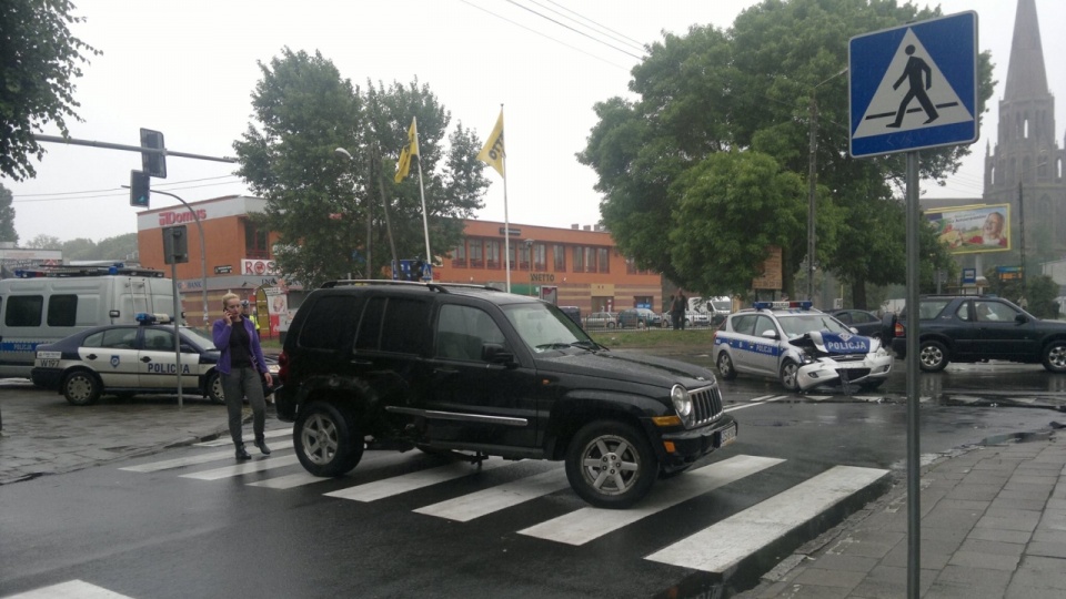 Kolizja radiowozu z jeepem w szczecińskim Dąbiu. Fot. Internauta Marcin Iskra
