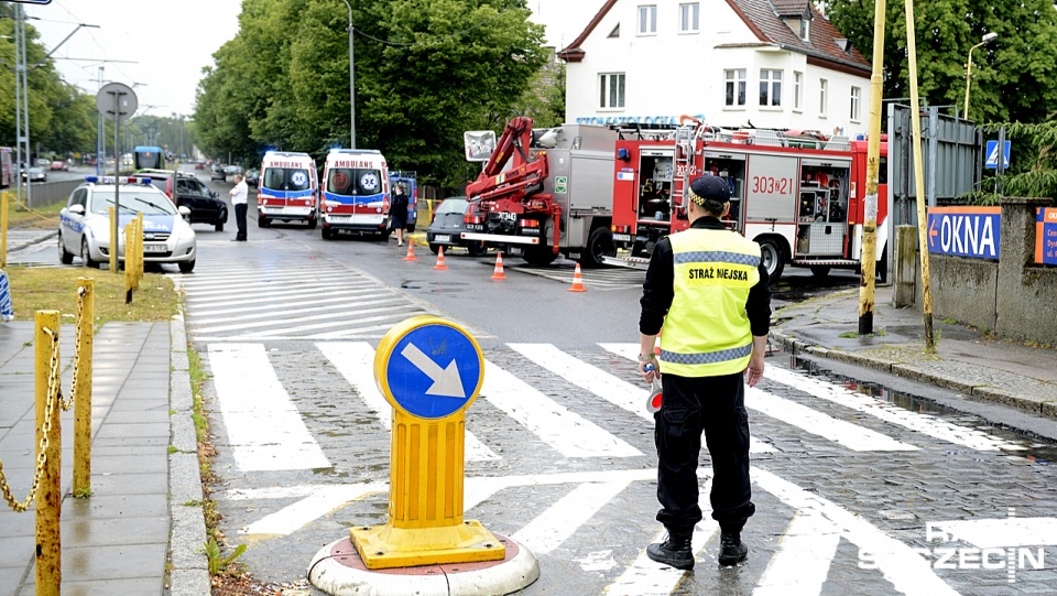 Bus zderzył się czołowo z samochodem osobowym na ulicy Żołnierskiej przy skrzyżowaniu z Reduty Ordona w Szczecinie. Fot. Jarosław Gaszyński [Radio Szczecin]