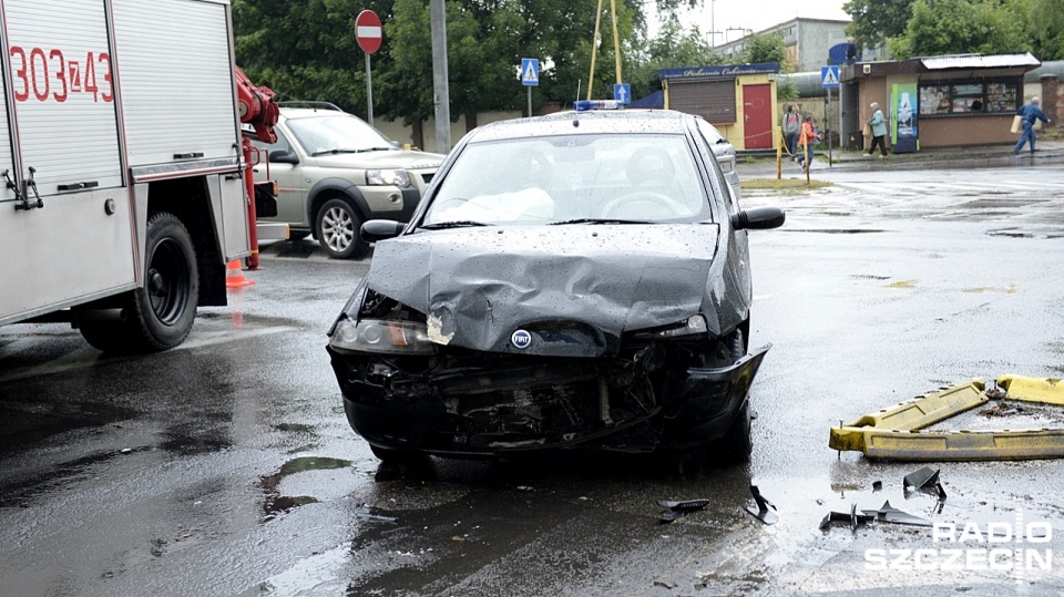 Bus zderzył się czołowo z samochodem osobowym na ulicy Żołnierskiej przy skrzyżowaniu z Reduty Ordona w Szczecinie. Fot. Jarosław Gaszyński [Radio Szczecin]
