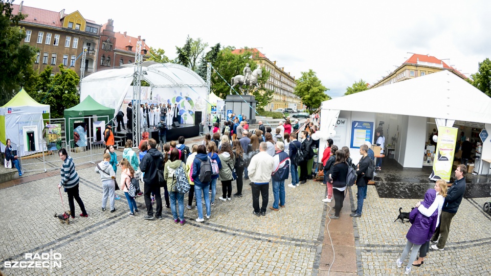 Miasteczko literackie na placu Lotników potrwa do niedzieli. Fot. Jarosław Gaszyński [Radio Szczecin]