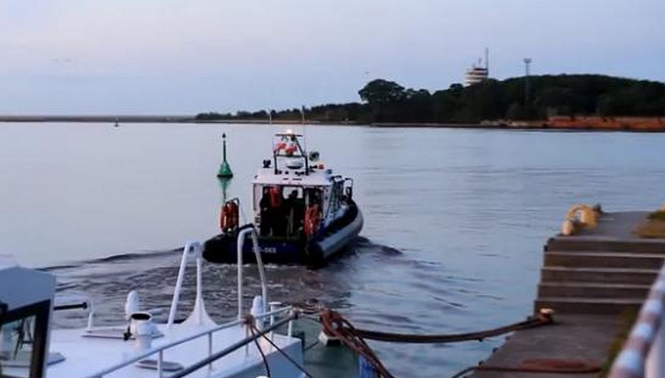 Pracownik zewnętrznej firmy ochroniarskiej wpadł do kanału portowego. Fot. youtube.com/Archiwum