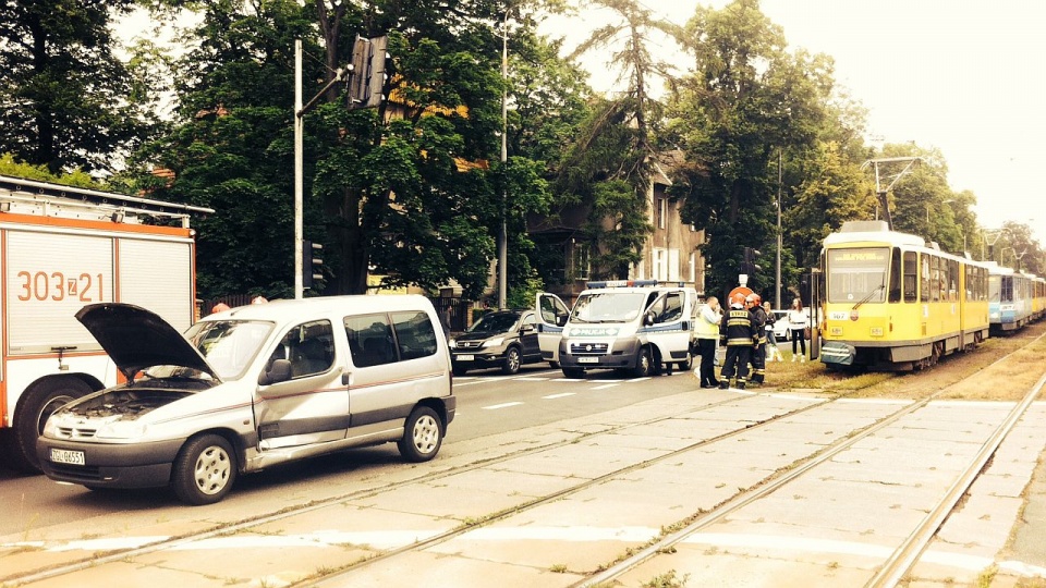 Samochód osobowy wjechał pod tramwaj. Fot. Anna Łukaszek [Radio Szczecin]